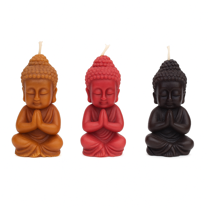 Drei  handgefertigte "Baby-Buddha-Kerzen" in verschiedenen Farben: braun, rot und schwarz. 