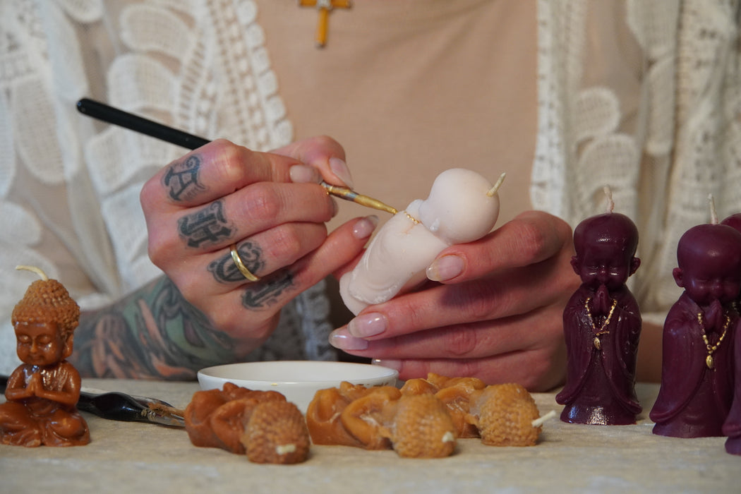 Nadja beim Bemalen einer Buddha-Kerze. 