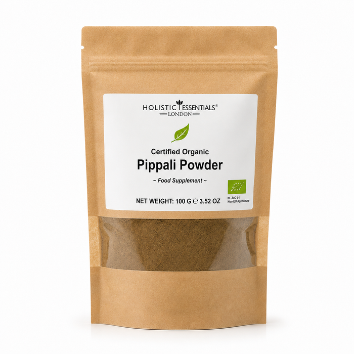 Ayurvedisches „Pippali-Pulver“ im Papierbeutel mit Sichtfenster. Weitere Informationen siehe Produktbeschreibung.