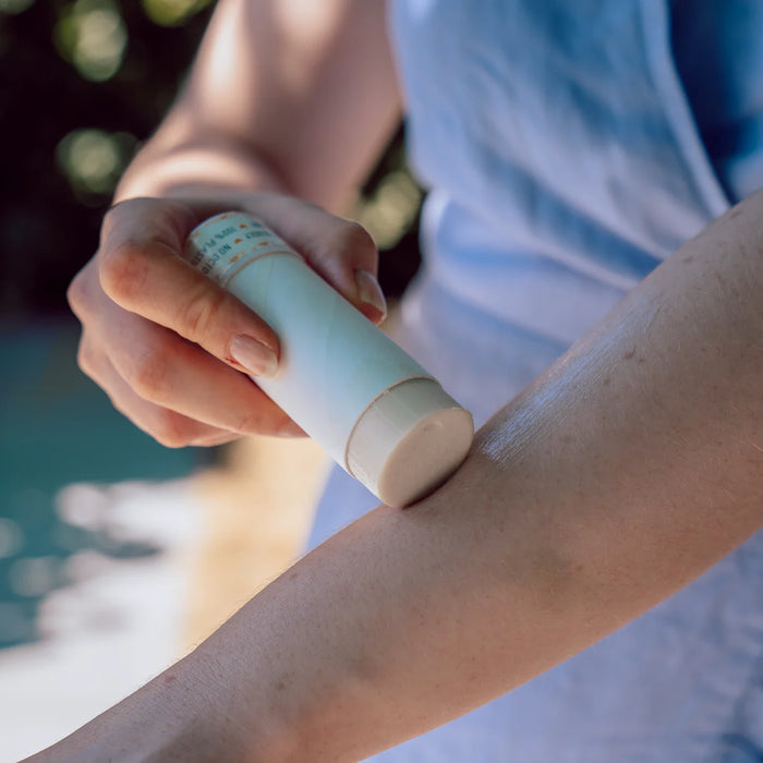 Foto wie der Sun Stick auf dem Arm aufgetragen wird. 