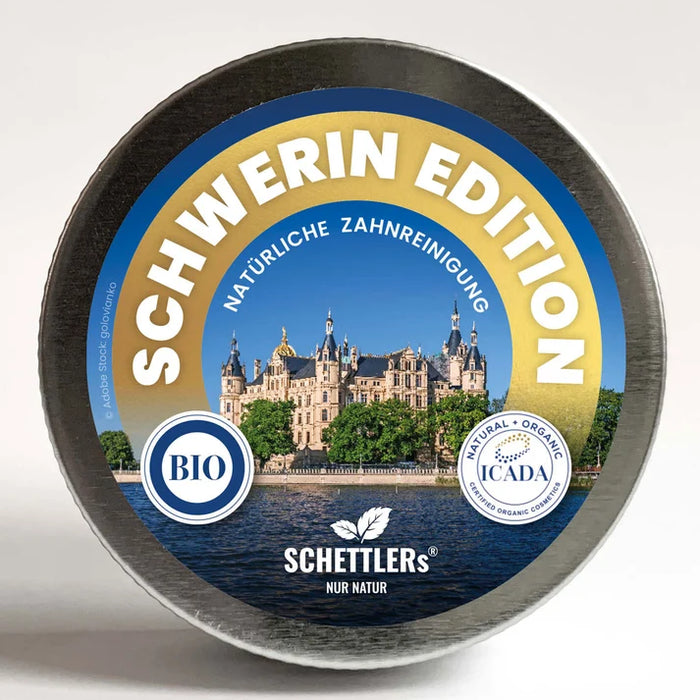 "SCHETTLERs® ZAHNPUTZPULVER – Schweriner Edition" in einer Schraubdeckeldose aus Weißblech. Mehr Informationen in der Produktbeschreibung. 