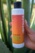 „Aloe Vera Kalt-Warm-Gel“ in Kunststoffflasche vor einer Aloe Vera Pflanze. Weitere Informationen siehe Produktbeschreibung.